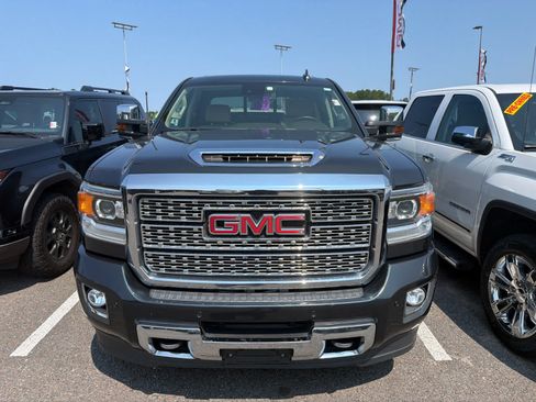 Used 2019 GMC Sierra 2500 Denali w/ Duramax Plus Package AWD/4WD image 3
