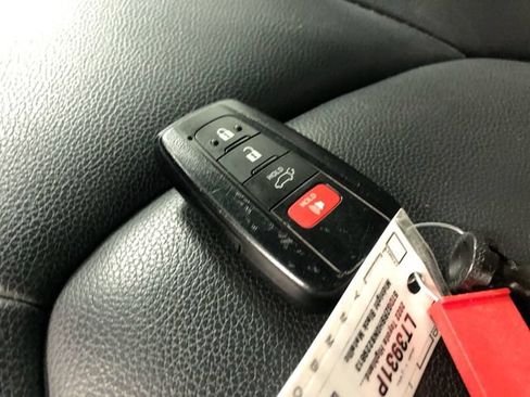 Used 2022 Toyota Highlander XLE AWD/4WD image 30