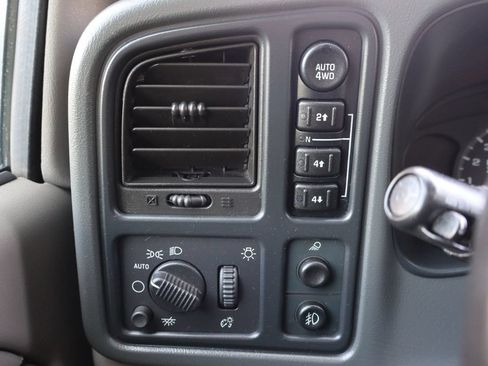 Used 2005 Chevrolet Avalanche Z71 w/ Sun And Sound Package AWD/4WD image 28