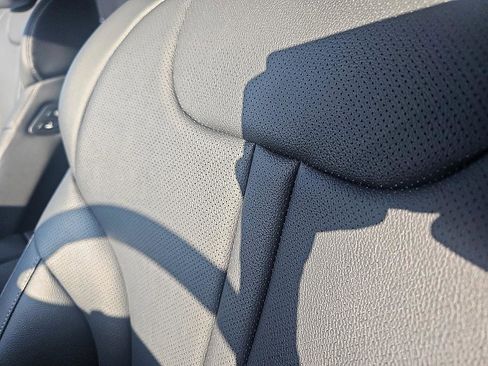 Used 2025 Genesis GV80 2.5T Standard image 17