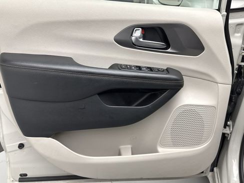 Used 2020 Chrysler Pacifica Touring image 9