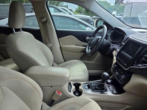 Used 2019 Jeep Cherokee Latitude w/ Popular Appearance Group AWD/4WD image 9