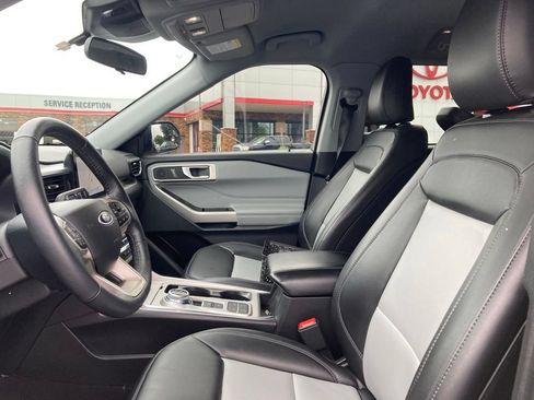 Used 2023 Ford Explorer XLT w/ Equipment Group 202A RWD image 10