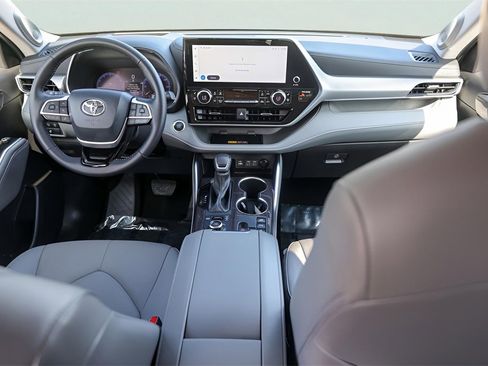 Used 2025 Toyota Highlander Platinum image 31