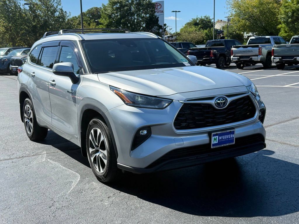 Used 2021 Toyota Highlander XLE AWD/4WD image 11