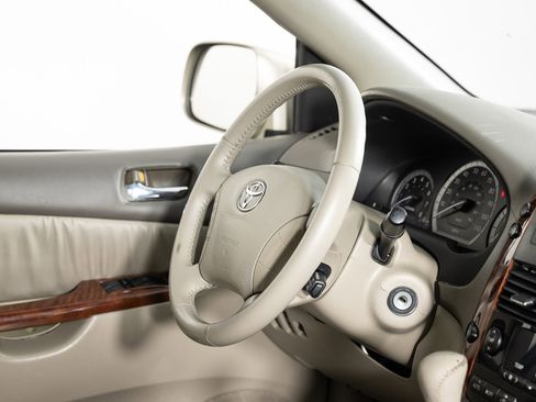 Used 2004 Toyota Sienna XLE Limited image 26