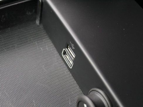 Certified 2022 Volvo S60 T8 R-Design image 28