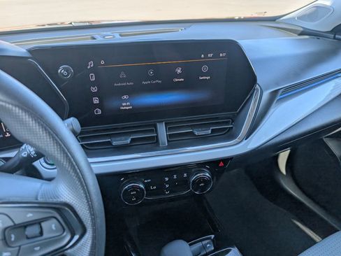 Used 2025 Chevrolet Trax LT FWD image 17