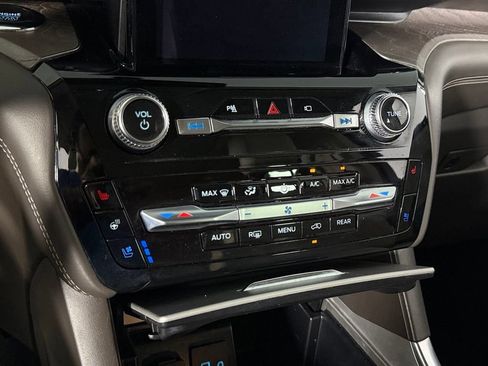 Used 2023 Ford Explorer Platinum w/ Technology Package AWD/4WD image 19