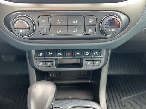 Used 2022 Chevrolet Colorado Z71 w/ Safety Package AWD/4WD image 31