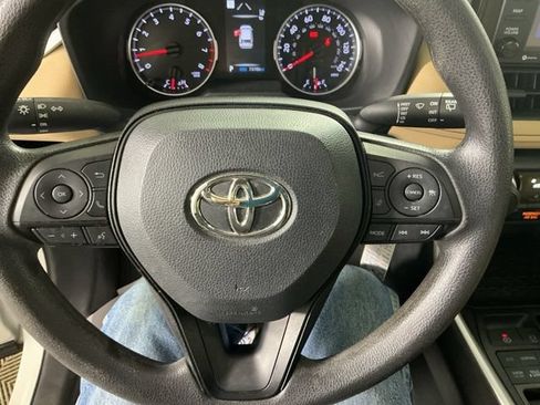 Used 2022 Toyota RAV4 LE AWD/4WD image 25