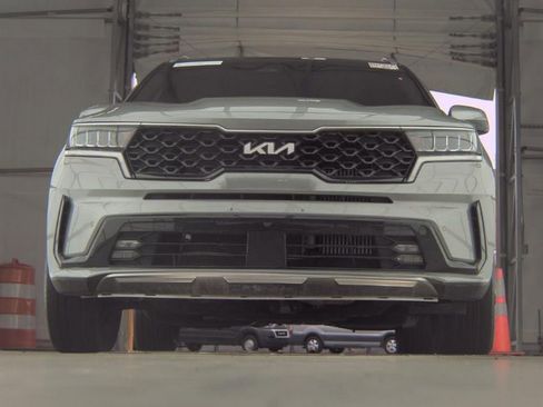 Used 2023 Kia Sorento EX w/ Panoramic Sunroof Package FWD image 4