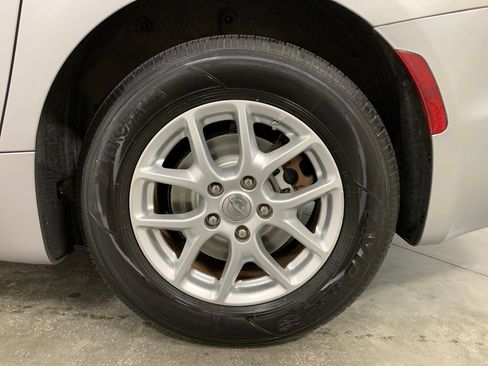 Used 2020 Chrysler Pacifica Touring-L FWD image 5