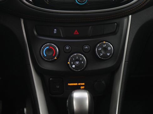 Used 2020 Chevrolet Trax LT w/ LT Convenience Package FWD image 18