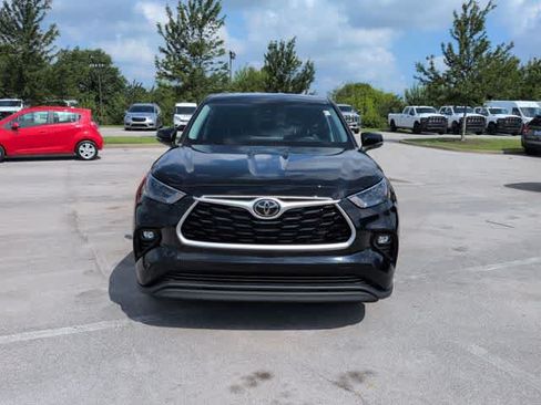 Used 2023 Toyota Highlander LE FWD image 3