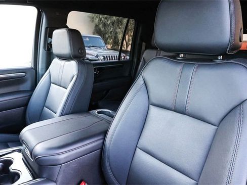 Used 2025 Chevrolet Suburban RST image 27