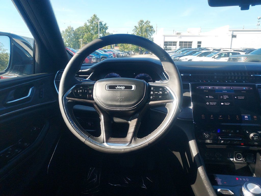 Used 2023 Jeep Grand Cherokee L Overland w/ Luxury Tech Group IV AWD/4WD image 10