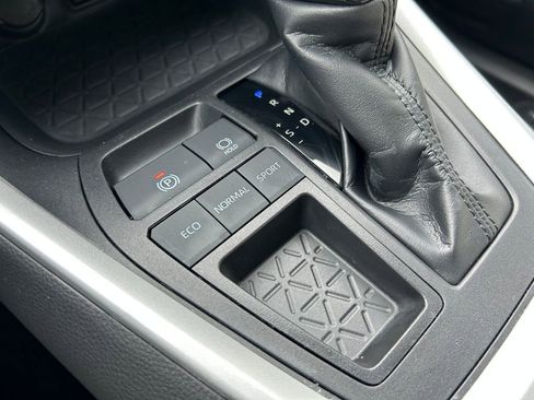 Used 2022 Toyota RAV4 XLE Premium image 19