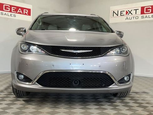 Used 2017 Chrysler Pacifica Limited w/ Advanced Safetytec Group FWD image 3