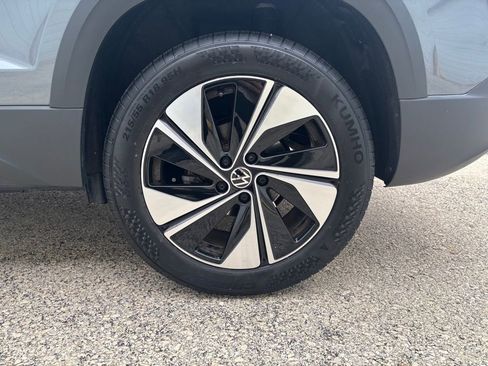 Certified 2025 Volkswagen Taos SE image 10