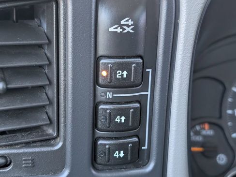 Used 2004 Chevrolet Silverado 2500 LT w/ Heavy-Duty Power Package image 14