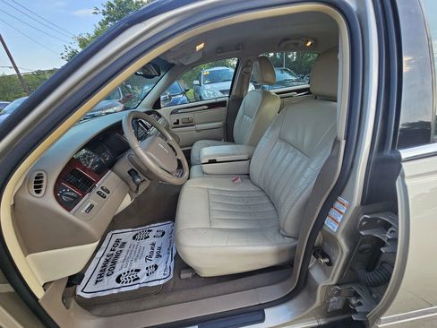 Used 2005 Lincoln Town Car Signature RWD image 14