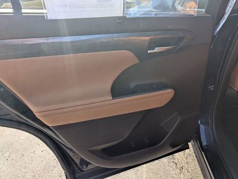 Used 2022 Toyota Highlander Platinum image 10