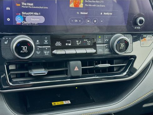 Used 2023 Toyota Highlander Bronze Edition image 12