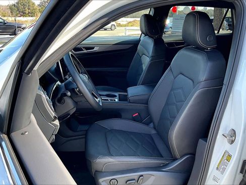 Certified 2025 Volkswagen Atlas Cross Sport SE image 9