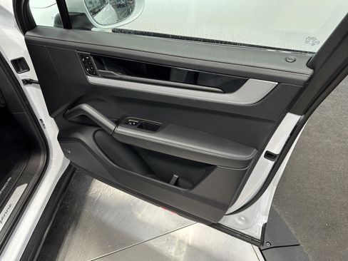 Certified 2025 Porsche Cayenne image 40