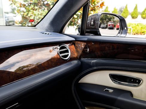 Certified 2024 Bentley Bentayga image 24