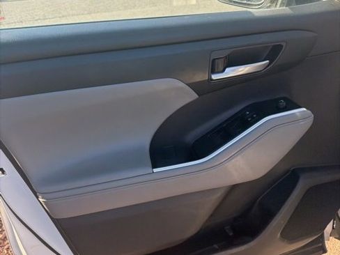 Used 2020 Toyota Highlander XLE image 3