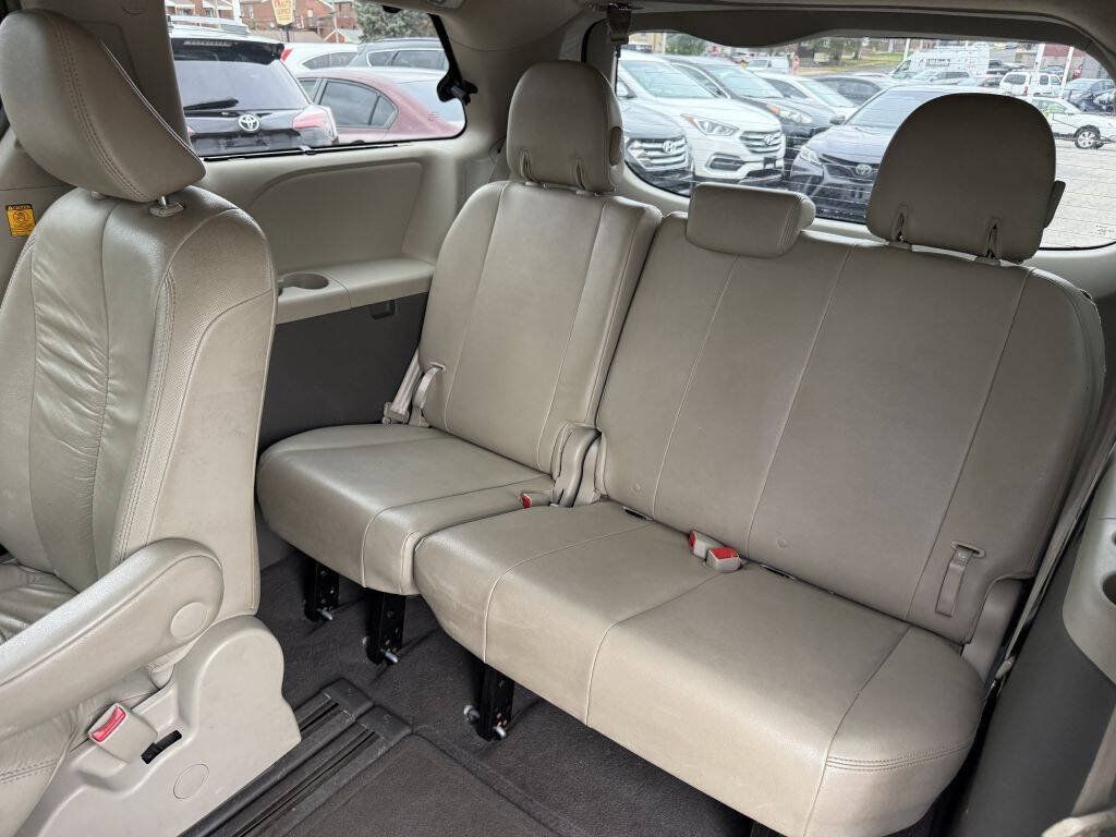 Used 2011 Toyota Sienna XLE w/ Entertainment Pkg FWD image 27