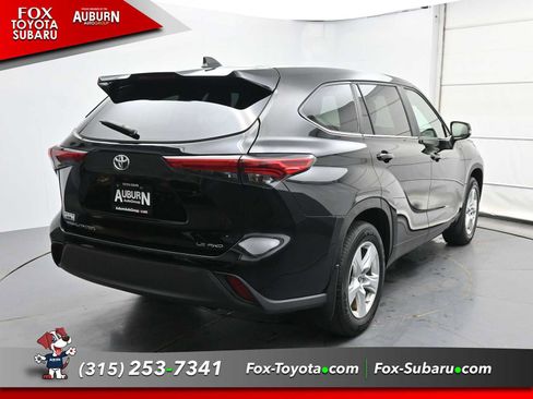 Used 2023 Toyota Highlander LE AWD/4WD image 15