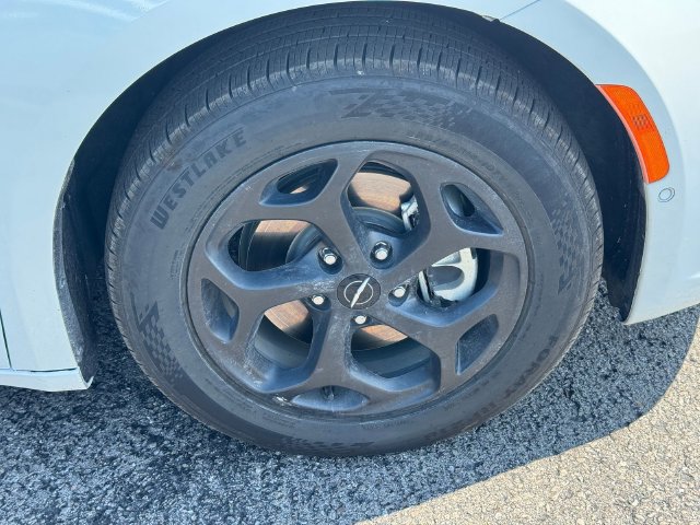 Certified 2024 Chrysler Pacifica Limited FWD image 8