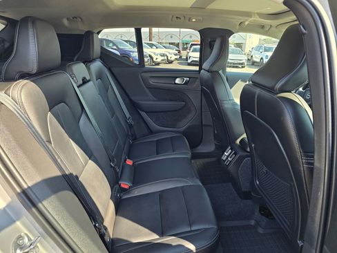 Used 2023 Volvo XC40 B5 Plus image 12