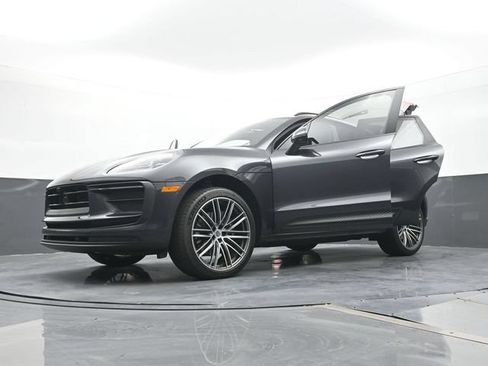 Certified 2025 Porsche Macan AWD/4WD image 29