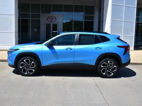 Used 2025 Chevrolet Trax RS w/ Driver Confidence Package FWD image 2