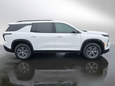 Used 2024 Chevrolet Traverse LT image 2