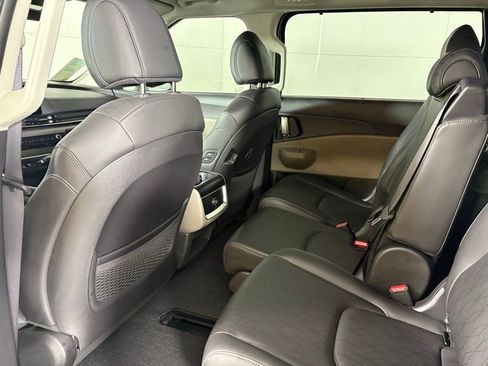 New 2026 Kia Carnival EX FWD image 33