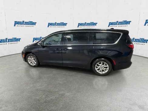 Used 2024 Chrysler Pacifica Touring-L image 7
