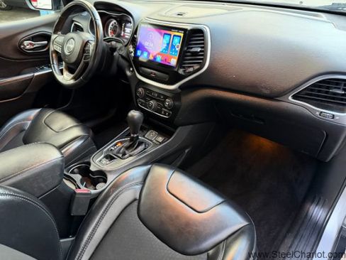 Used 2019 Jeep Cherokee Latitude Plus FWD image 17