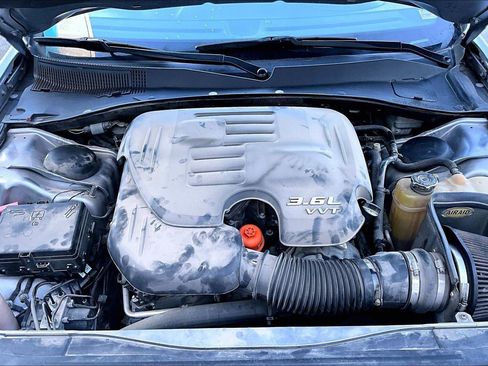 Used 2014 Chrysler 300 image 8