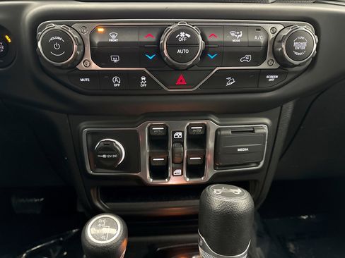 Used 2018 Jeep Wrangler Unlimited Sahara image 17