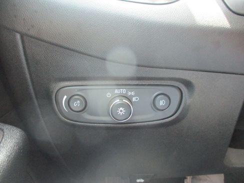 Used 2018 Chevrolet Equinox Premier FWD image 19