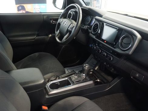 Used 2017 Toyota Tacoma TRD Off-Road AWD/4WD image 27