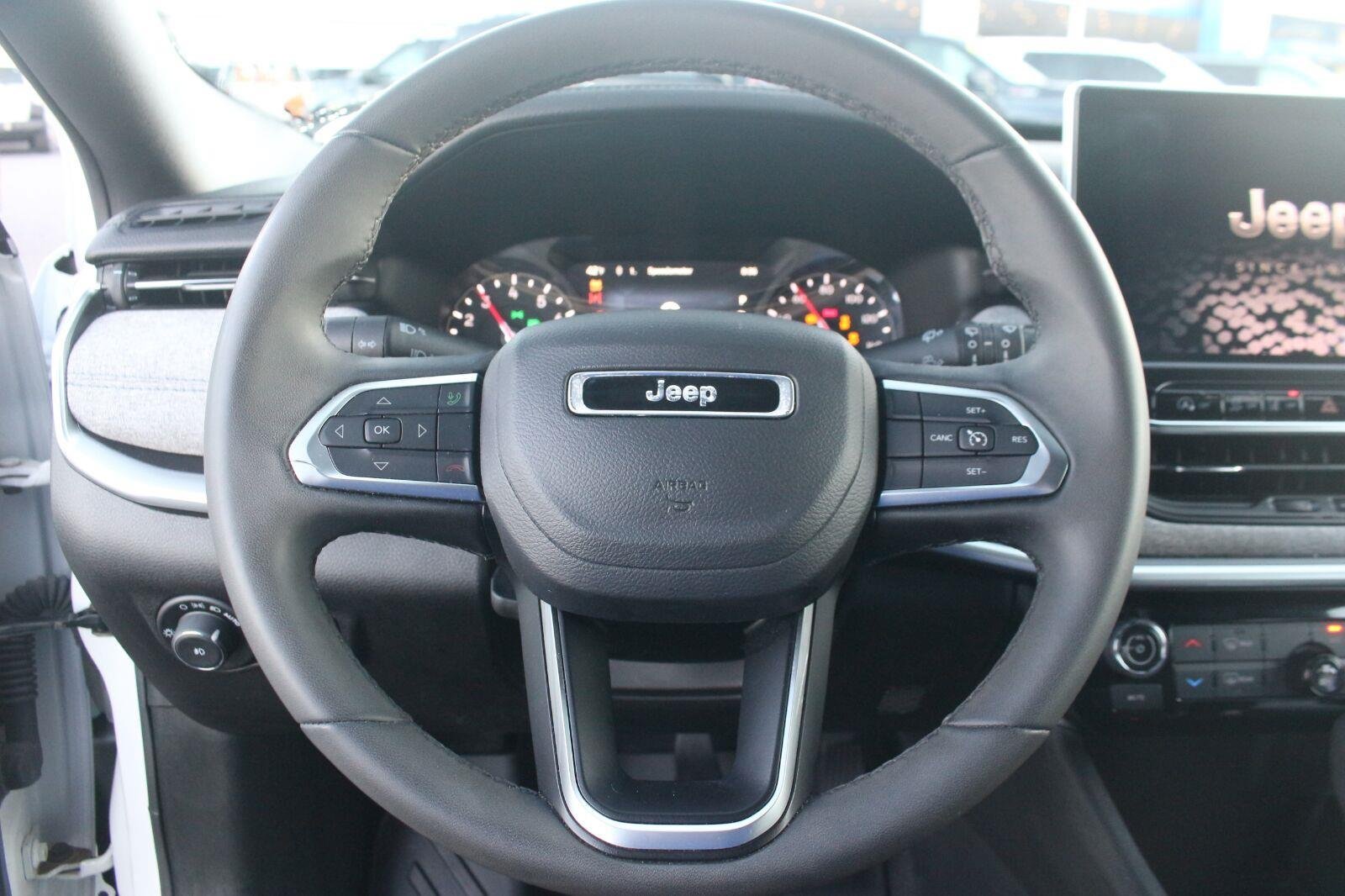 Used 2024 Jeep Compass Latitude AWD/4WD image 17