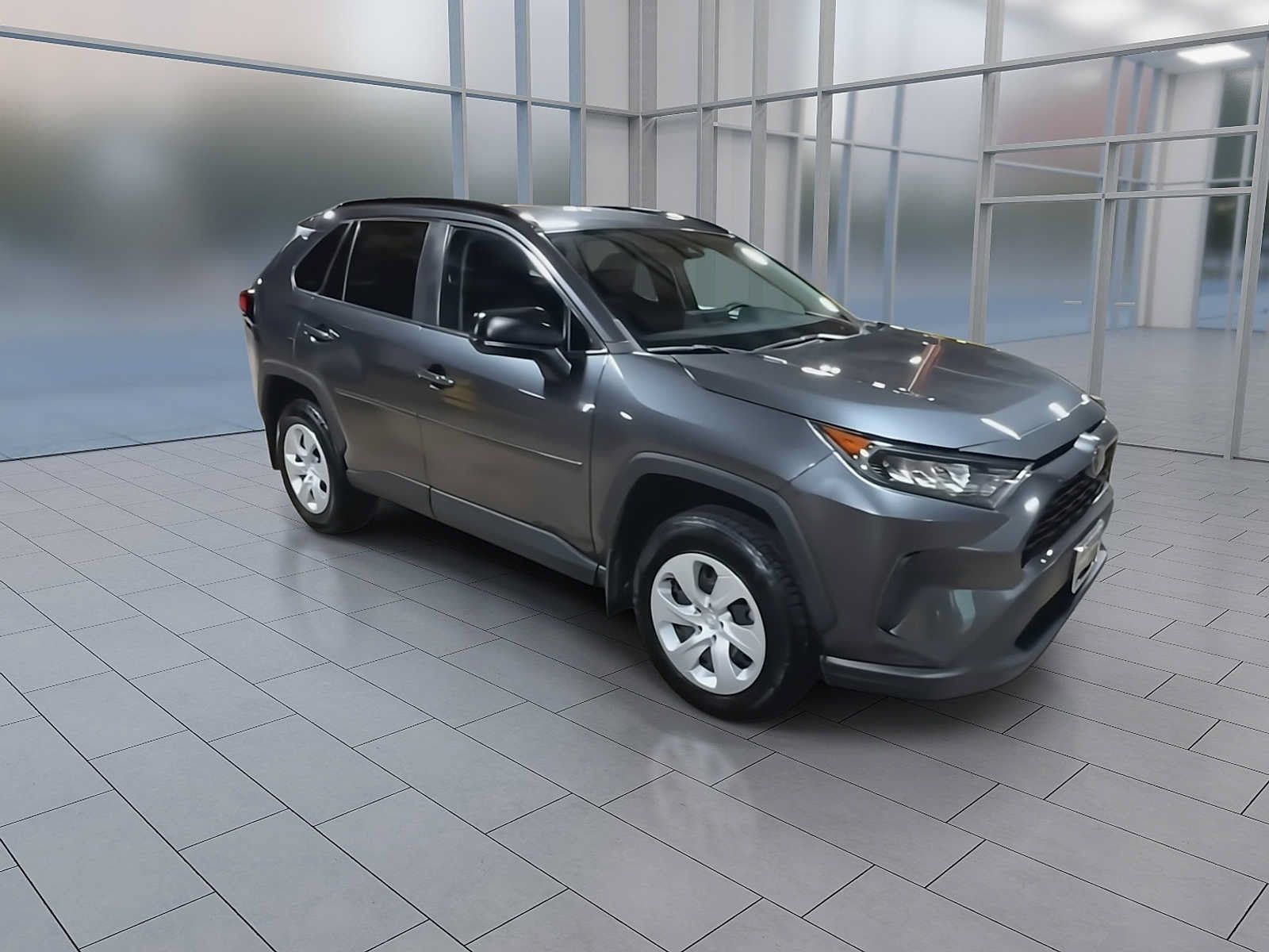 Used 2019 Toyota RAV4 LE AWD/4WD image 2
