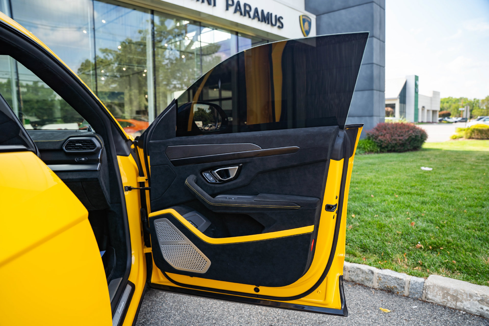 Used 2024 Lamborghini Urus Performante AWD/4WD image 38