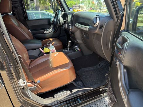 Used 2018 Jeep Wrangler Unlimited Sahara w/ Connectivity Group AWD/4WD image 8